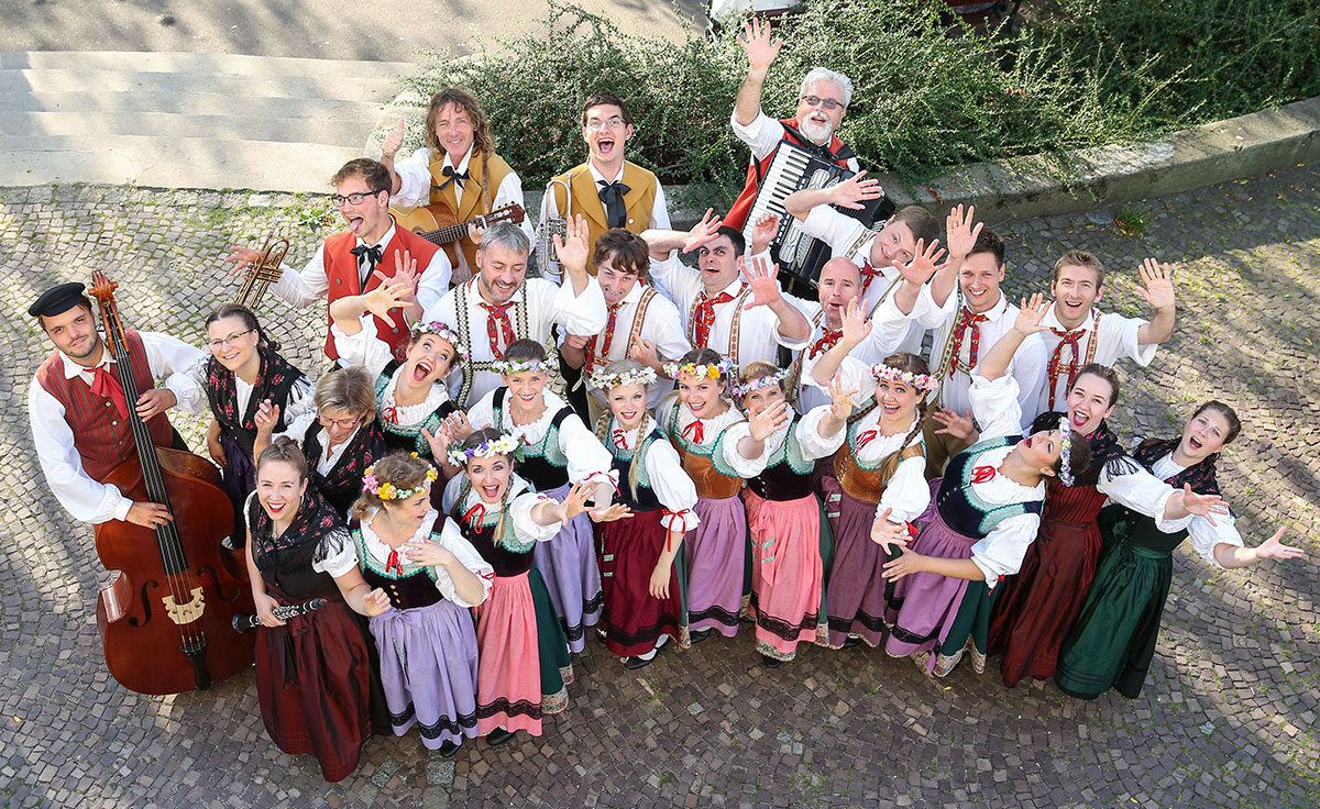 Gruppenbild desFolkloretanzensemble 'Thea Maass' der TU Dresden