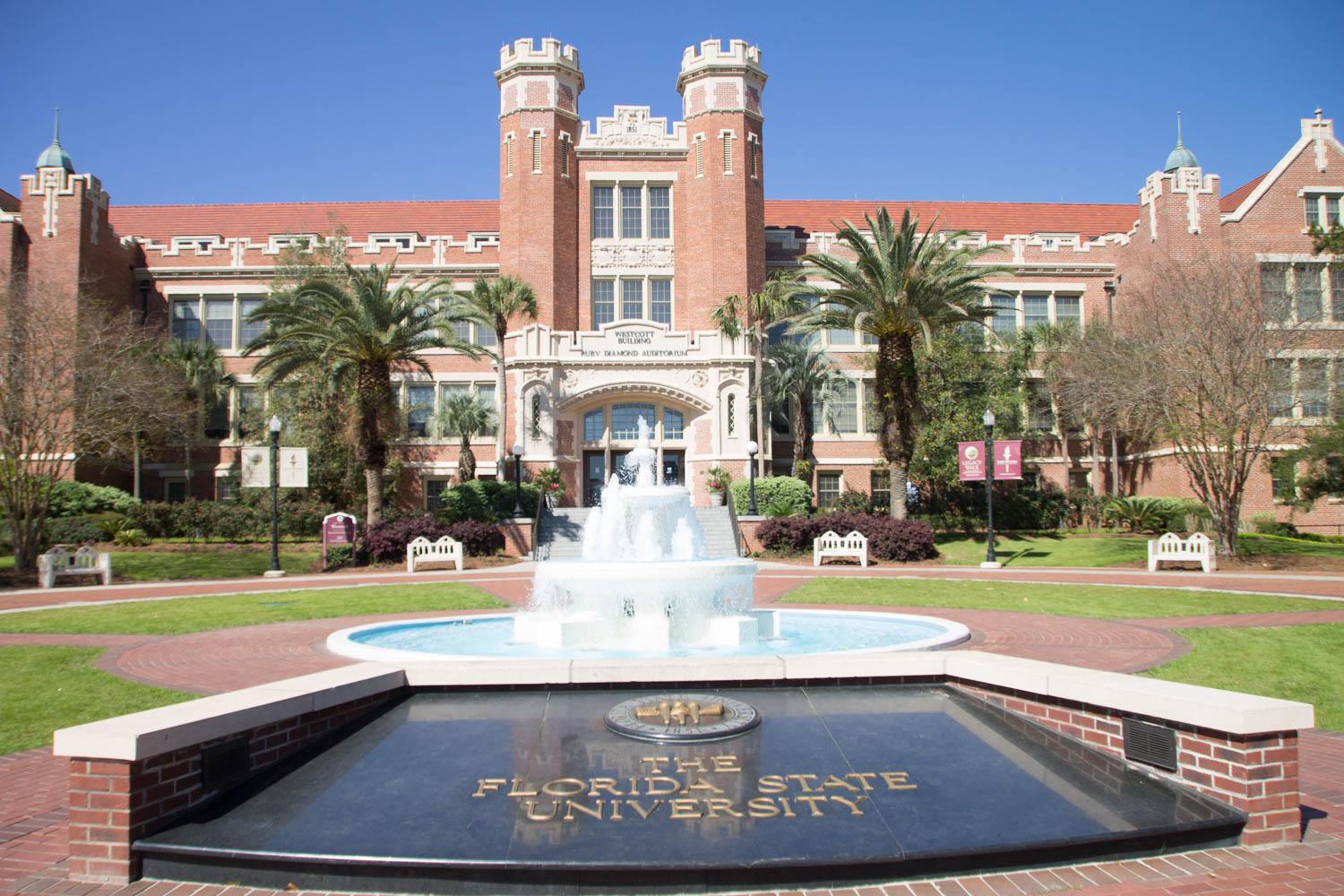 Bild des Gebäudes der Florida State University. Aufgenommen an einem sonnigen Tag. Vor dem Gebäude stehen Palmen und ein Springbrunnen.