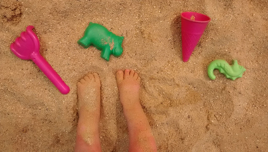 Foto zum Artikel: Kinderfüße im Sandkasten