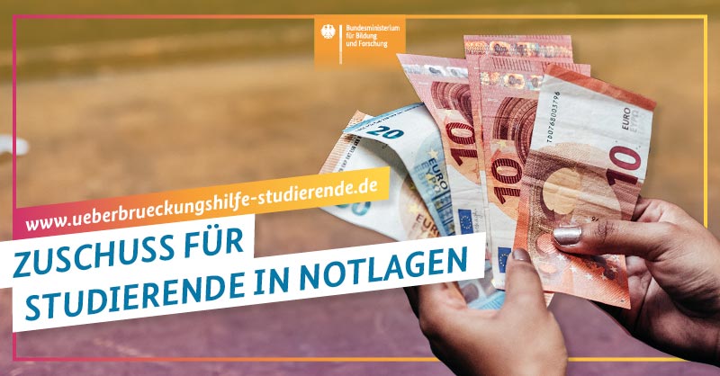 Grafik: Zwei Hände halten mehrere Geldscheine, darüber ist eine Aufschrift mit dem Text www.ueberbrueckungshilfe-studierende.de; Zuschuss für Studierende in Notlagen.