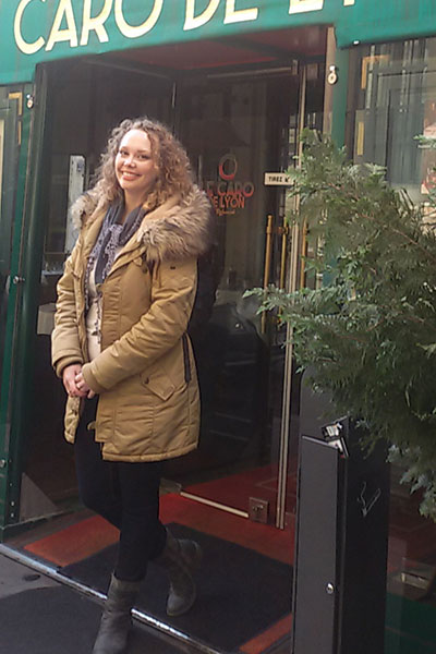 Carolin H. fand mitten in der Altstadt von Lyon ein Restaurant mit dem Namen „CARO DE LYON“. Auf dem Foto steht sie davor und lächelt in die Kamera.
