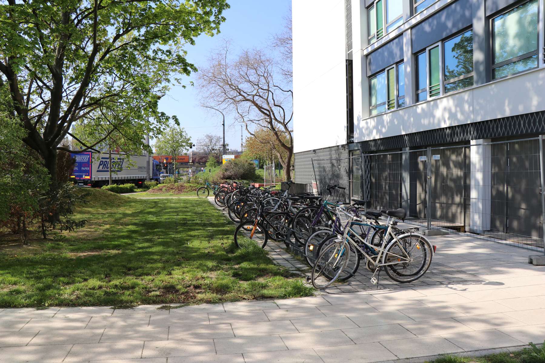 Foto: Fahrräder am Wohnheim Gret-Palucca-Straße 9