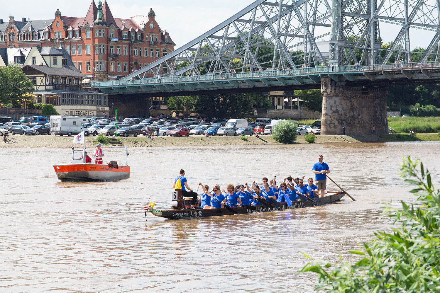 Schnappschuss vom Drachenbootrennen auf der Elbe. Zum diesjährigen Drachenbootrennen anlässlich des Elbhangfestest steigt auch wieder eine Crew des Kulturbüros der TU Dresden ins Drachenboot. Dafür werden noch Mit-Ruderer gesucht!