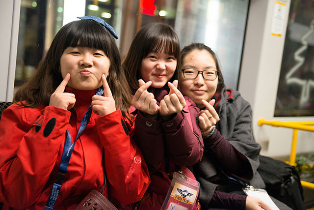 Foto von drei lachenden Teilnehmerinnen der XMAS-Tram