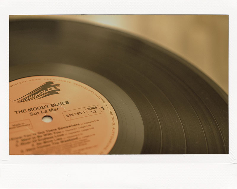 Passend zum Artikel über den diesjährigen Fotowettbewerb zu den Dresdner Studententagen, der unter dem Motto „Retro“ steht, ist eine Schallplatte abgebildet. Eine schwarze Schallplatte, deren Rillen man deutlich erkennt und auf deren Etikett die Worte „The Moody Blues“ zu erkennen sind. Die Schallplatte steht sinnbildlich für die Sehnsucht nach einer vergangen Zeit.