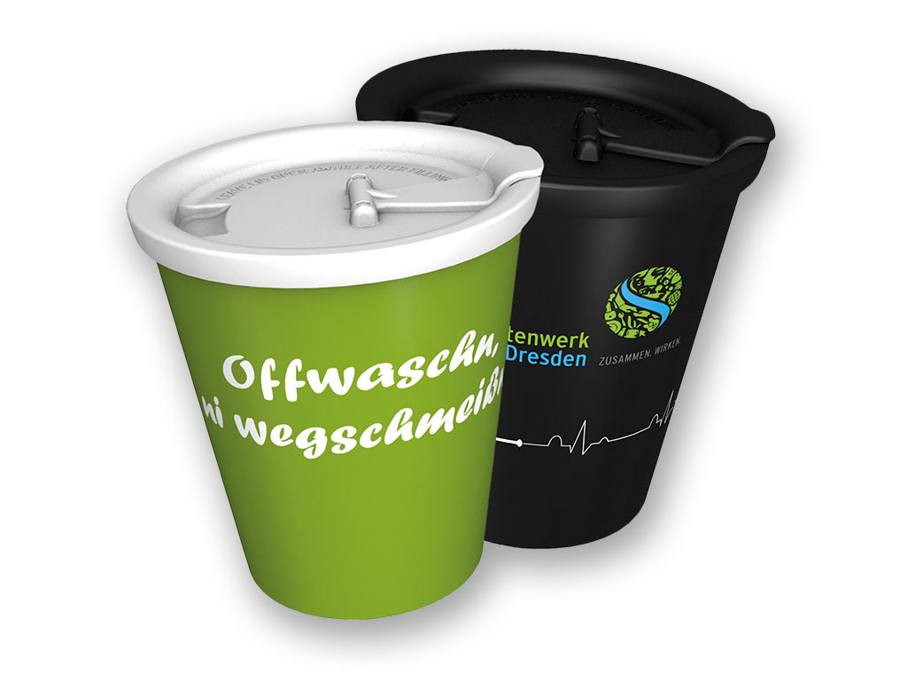 Eine Abbildung von zwei verschiedenen Thermobechern, den „MensaCups“. Auf dem einen Becher steht die Aufschrift „Offwaschn, ni wegschmeisn!“, auf dem anderen ist das Logo des Studentenwerks Dresden abgebildet.