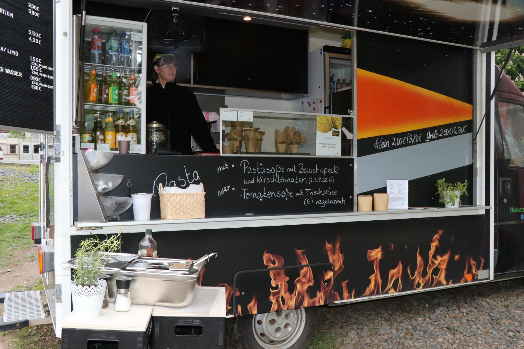 Foto: das Pasta-Mobil hinter dem Hörsaalzentrum der TU Dresden