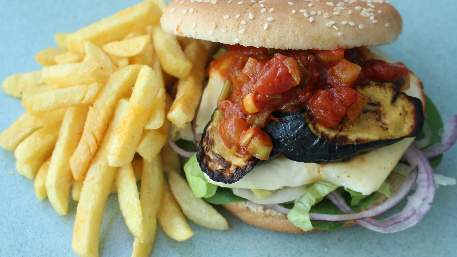 Rezeptfoto zu „Räuchertofu-Zucchini-Burger mit Blattspinat, Tomaten-Chutney und roten Zwiebeln“