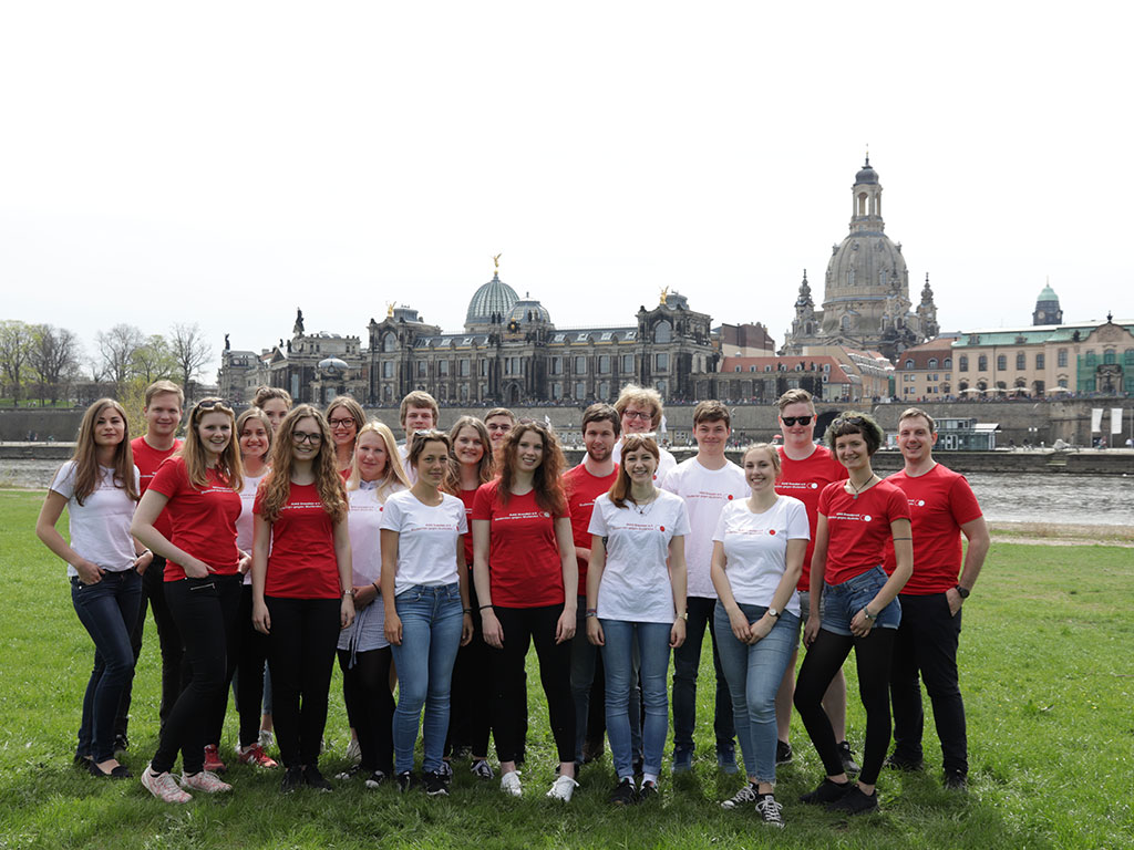 Gruppenfoto der Mitglieder des Vereins AIAS Studenten gegen Blutkrebs vor der Kulisse der Dresdner Altstadt