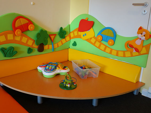 Eine bunt gestaltete Spielecke im Spielzimmer mit verschiedenen Spielsachen