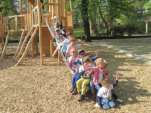 Kinder der Kita SpielWerk begrüßen neu gestalteten Spielplatz mit Ritterburg und Drachenschaukel
