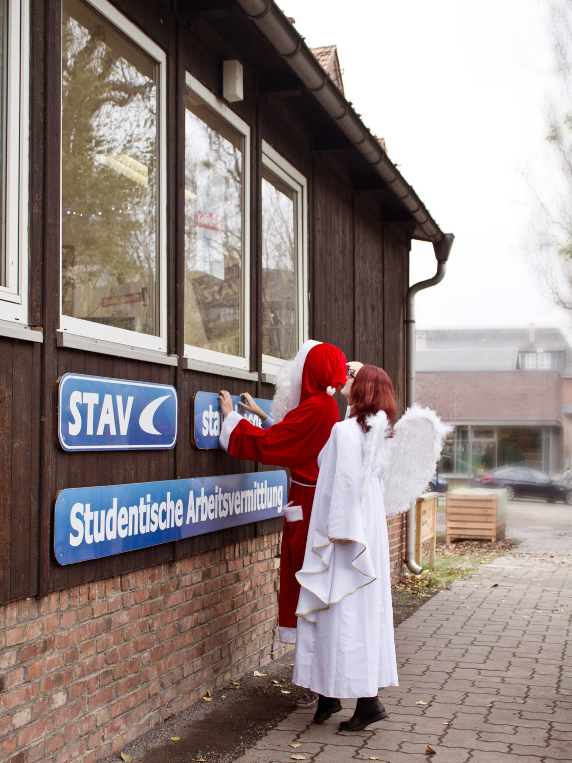 Foto: Weihnachtsmann und Engel vor der STAV