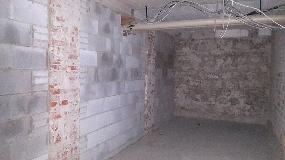 Foto eines leeren Raumes mit unverputzen Wänden