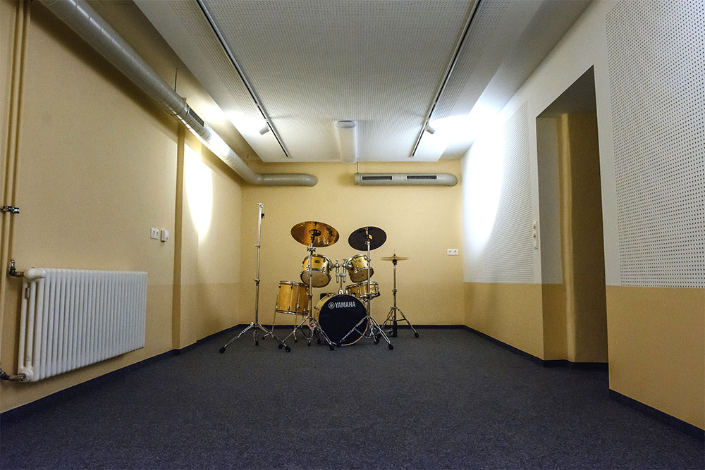 Foto eines leeren Raumes mit einem Schlagzeug im Hintergrund