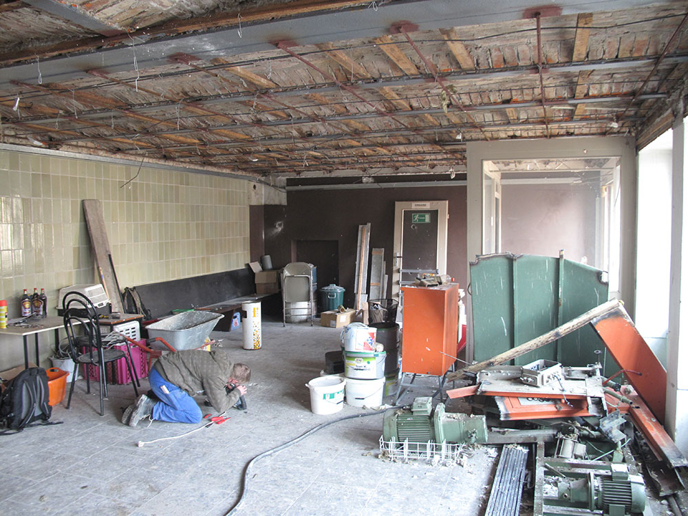 Foto eines Raum der gerade renoviert wird mit einigen Werkzeugen und Geräten