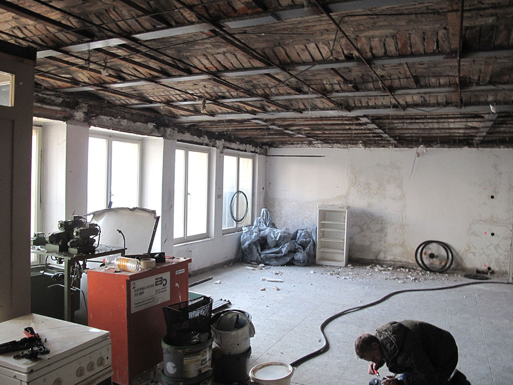 Foto eines Raum der gerade renoviert wird mit einigen Werkzeugen und Geräten