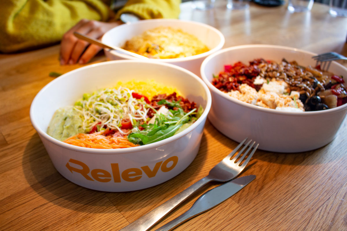 Foto: Drei Releveo-Mehrwegbehälter mit Essen auf einem Tisch