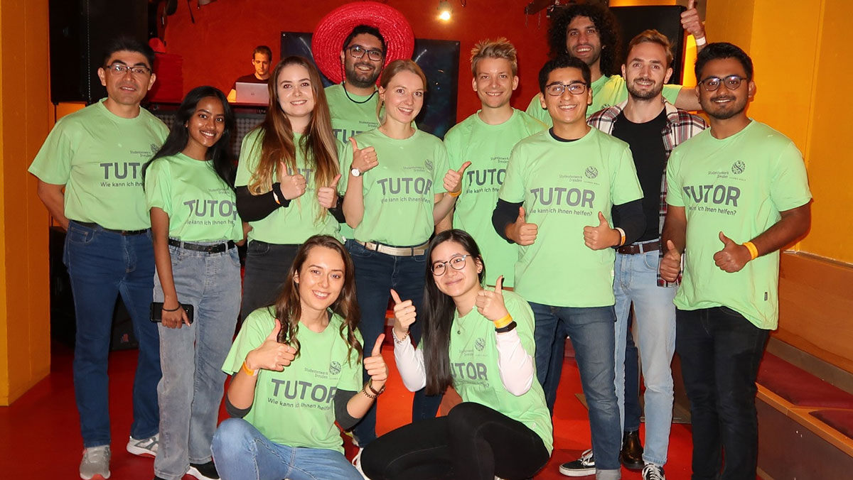 Groupphoto of the tutors in green shirts