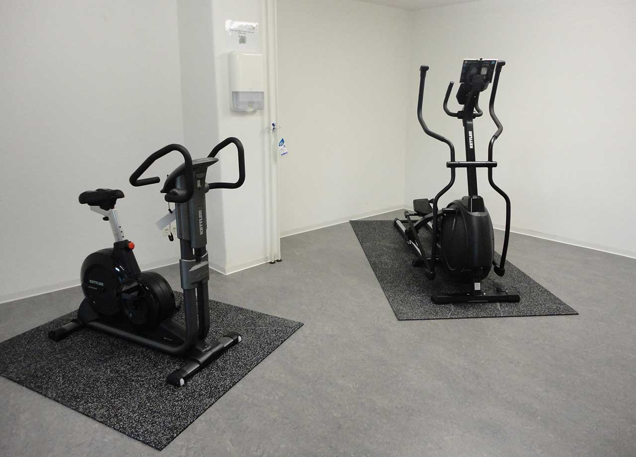 Eine Aufnahme des neuen Fitnessraumes im Wohnheim Vogtshof, hier insbesondere mit Ergometer und Stepper.
